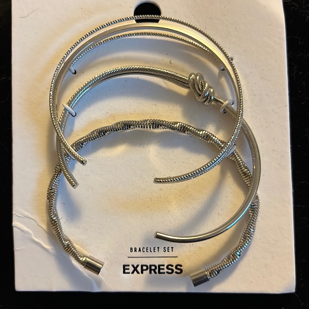 Express bracelet set.